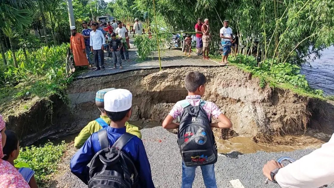 লালমনিরহাটে বন্যার তোড়ে সড়ক ভেঙে যোগাযোগ বিচ্ছিন্ন