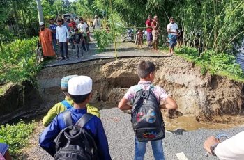 লালমনিরহাটে বন্যার তোড়ে সড়ক ভেঙে যোগাযোগ বিচ্ছিন্ন
