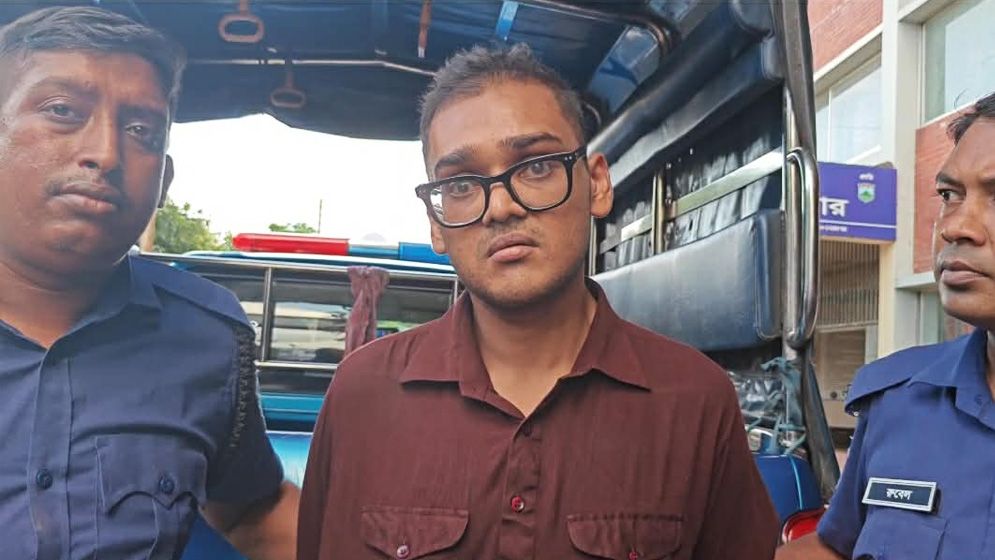 নাটোরে বিমানমন্ত্রীর পথসভা থেকে উদ্ধার খেলনা পিস্তল, দাবি পুলিশের
