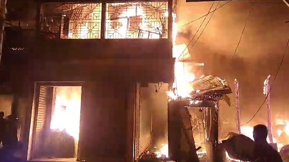 নেত্রকোণায় আগুনে পুড়ল ২৫টি দোকান, ৮ জন আহত