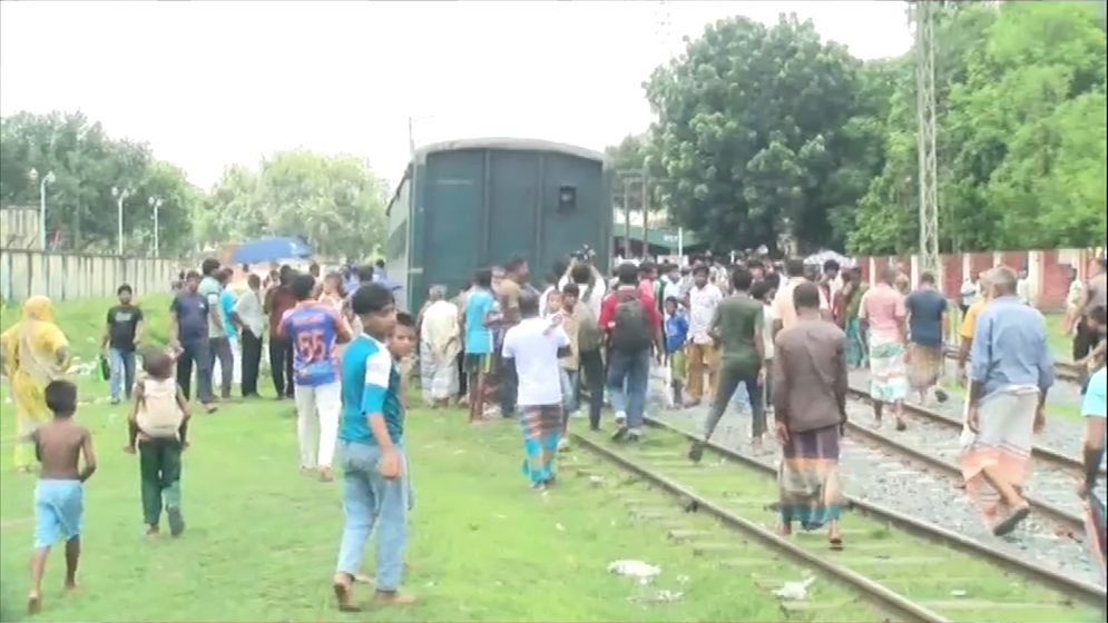 দেড় ঘণ্টা বন্ধের পর পুনরায় স্বাভাবিক বুড়িমারী-পার্বতীপুর রেল চলাচল