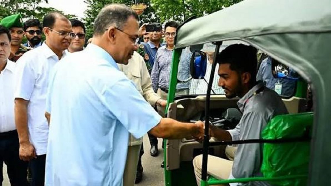 প্রধানমন্ত্রীর উপহার: জুলাই যোদ্ধাদের সিএনজি ও রিকশা প্রদান