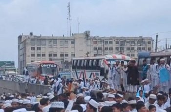 গাজীপুরে শিক্ষার্থীদের সড়ক অবরোধ, ফুট ওভারব্রিজের দাবি