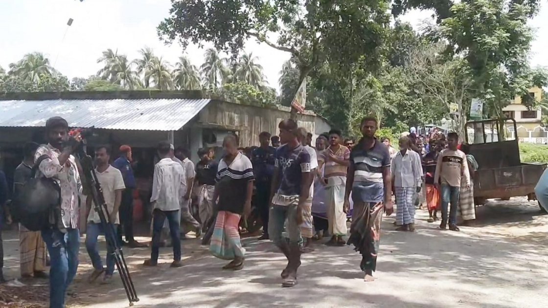 পাবনায় মাদ্রাসার সামনে মানববন্ধনে হামলা, গুলিবিদ্ধ ১