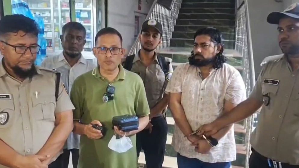 চাঁদপুরে চিকিৎসক গ্রেফতার, উদ্ধার হলো ইয়াবা ও নেশাজাতীয় ইনজেকশন