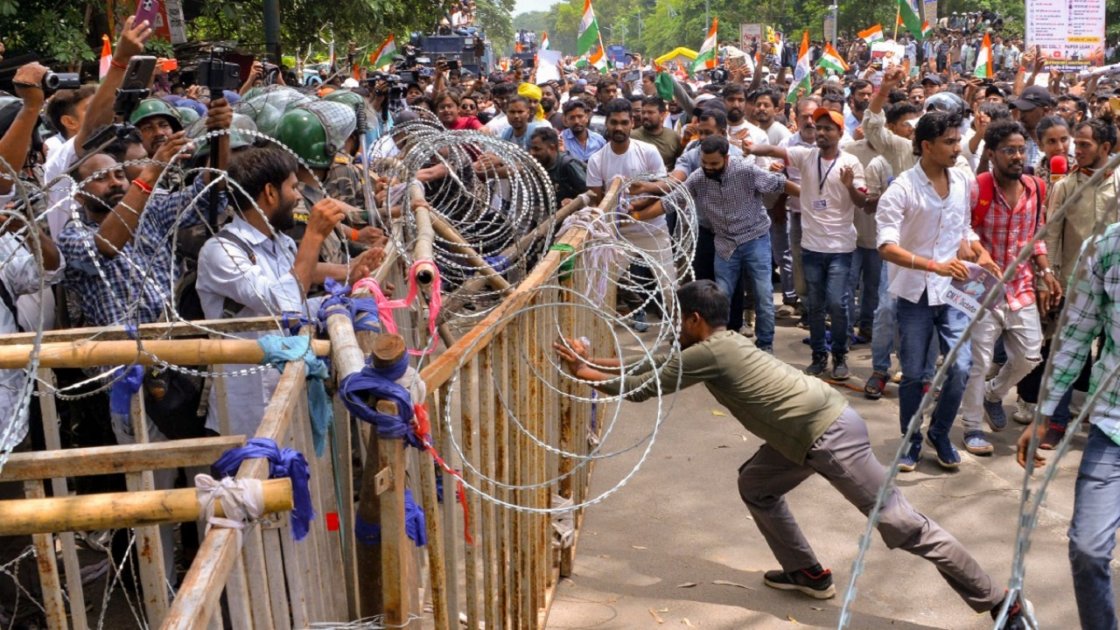 ভারতে শিক্ষার্থীদের বিক্ষোভে পুলিশের লাঠিচার্জ, আহত কয়েকজন