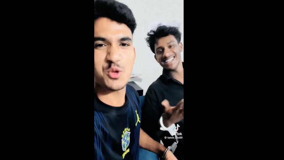 থানার ভেতরে হ্যান্ডকাফ পরা আসামির টিকটক ভিডিও ভাইরাল