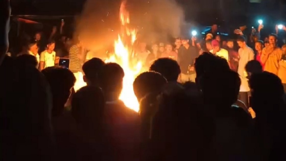জাউয়াবাজারে লোডশেডিংয়ের প্রতিবাদে সড়ক অবরোধ