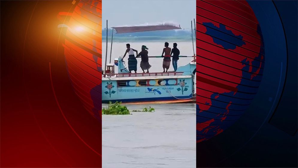 চাঁদপুরে তিন নদীর মোহনায় কার্গো ট্রলার ডুবে ৪,৪০০ বস্তা সিমেন্ট নিখোঁজ