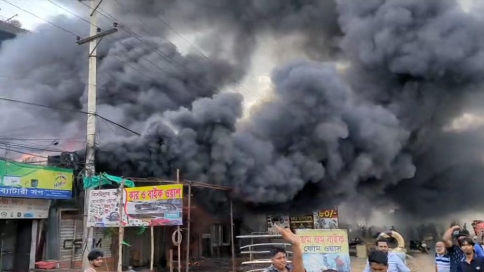 নারায়ণগঞ্জে কেমিক্যাল গোডাউনে ভয়াবহ অগ্নিকাণ্ড