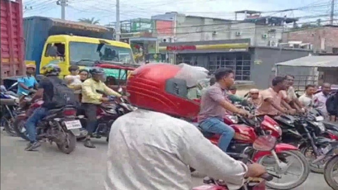 দিনাজপুরে সিআইডির পরিদর্শক লাঞ্ছনার প্রতিবাদে সড়ক অবরোধ