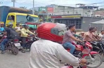 দিনাজপুরে সিআইডির পরিদর্শক লাঞ্ছনার প্রতিবাদে সড়ক অবরোধ