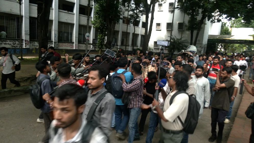 শিক্ষার্থীদের ওপর পুলিশের লাঠিচার্জে বিজেপির সর্বাত্মক শাটডাউন