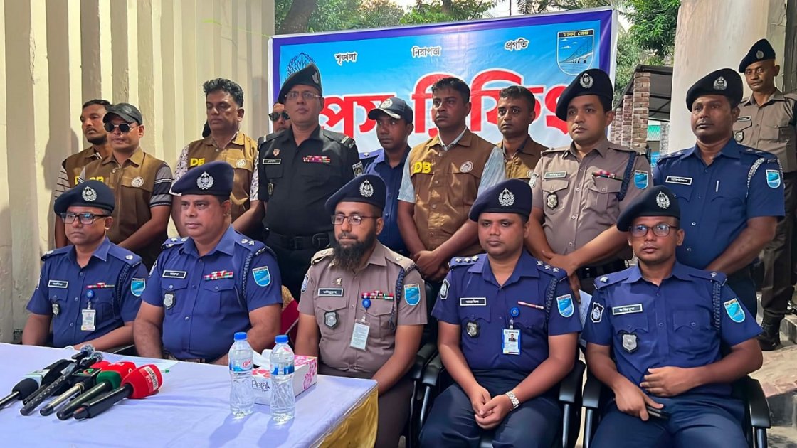নরসিংদীতে অস্ত্র ও ১৩৬ ককটেলসহ ৩ জন গ্রেপ্তার