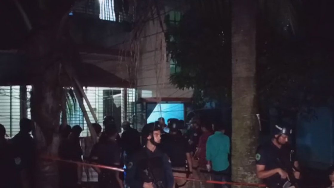 সাভারে অভিযান: ১৪টি বোমা ও তৈরির সরঞ্জাম উদ্ধার
