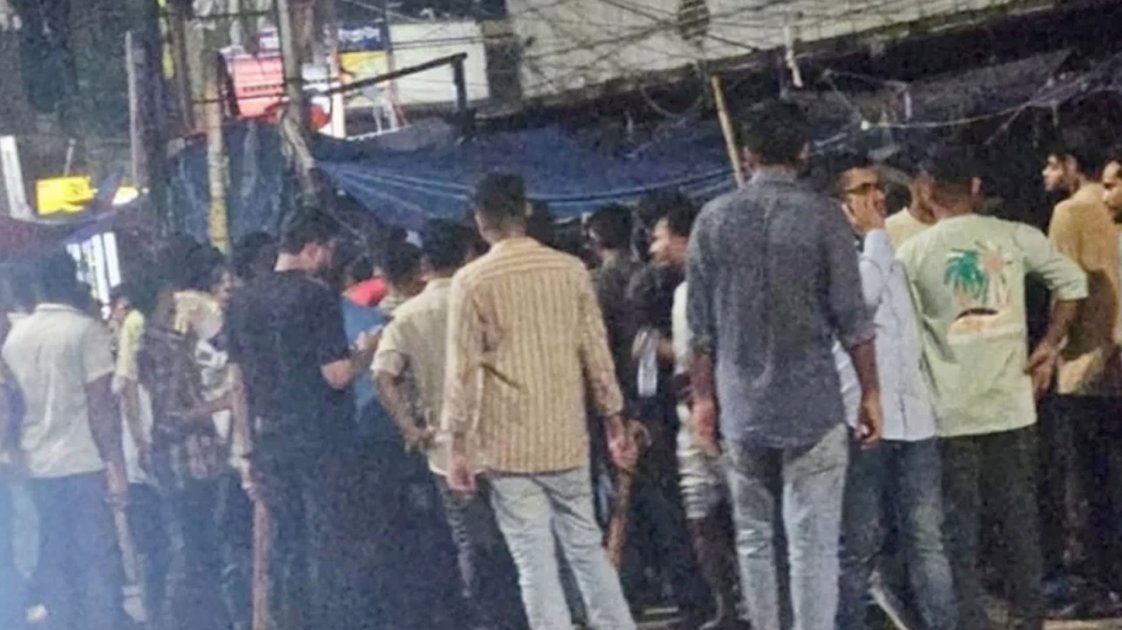 নিউমার্কেটে দোকান বসানো নিয়ে যুবদল-ছাত্রদলের সংঘর্ষ, আহত ১২