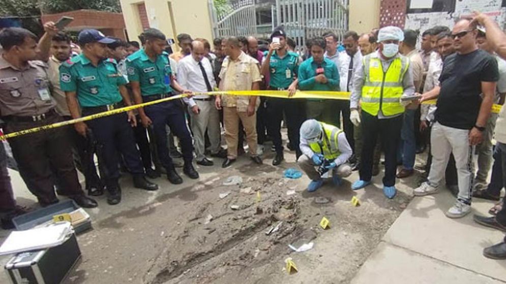 বরিশাল জেলা জজ আদালতে বোমা বিস্ফোরণ, পুলিশ তদন্তে
