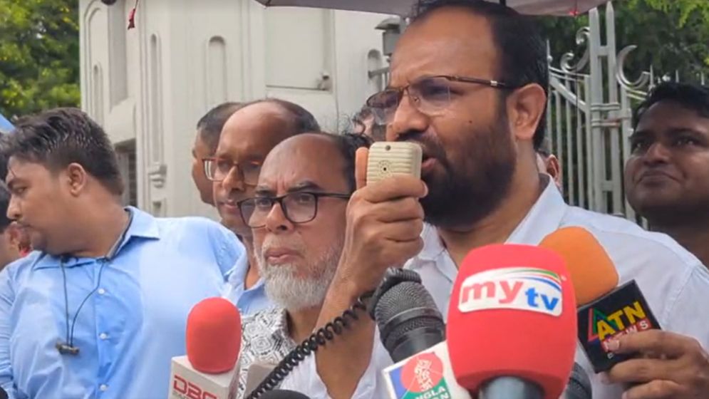 সুপ্রিম কোর্টে সাংবাদিকদের প্রবেশাধিকার পুনর্বহাল দাবিতে অবস্থান