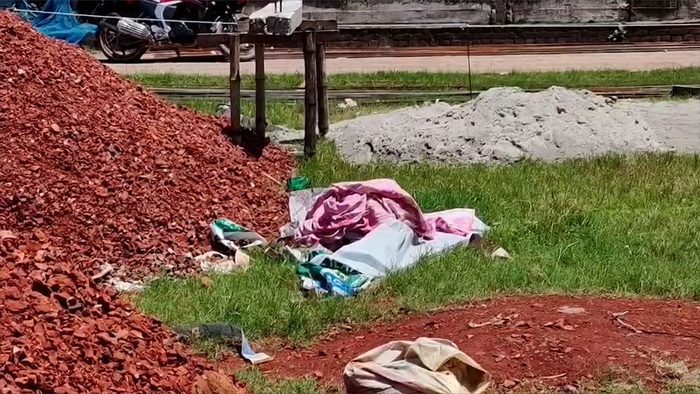 সাভারে মসজিদের মাঠ থেকে বোমা সদৃশ বস্তু উদ্ধার