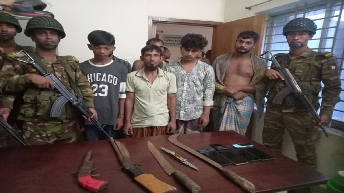 হাতিয়ায় লবণবোঝাই বাল্কহেড ডুবিতে এক বৃদ্ধ নিহত, ৩ মাছধরার ট্রলারও ডুবেছে