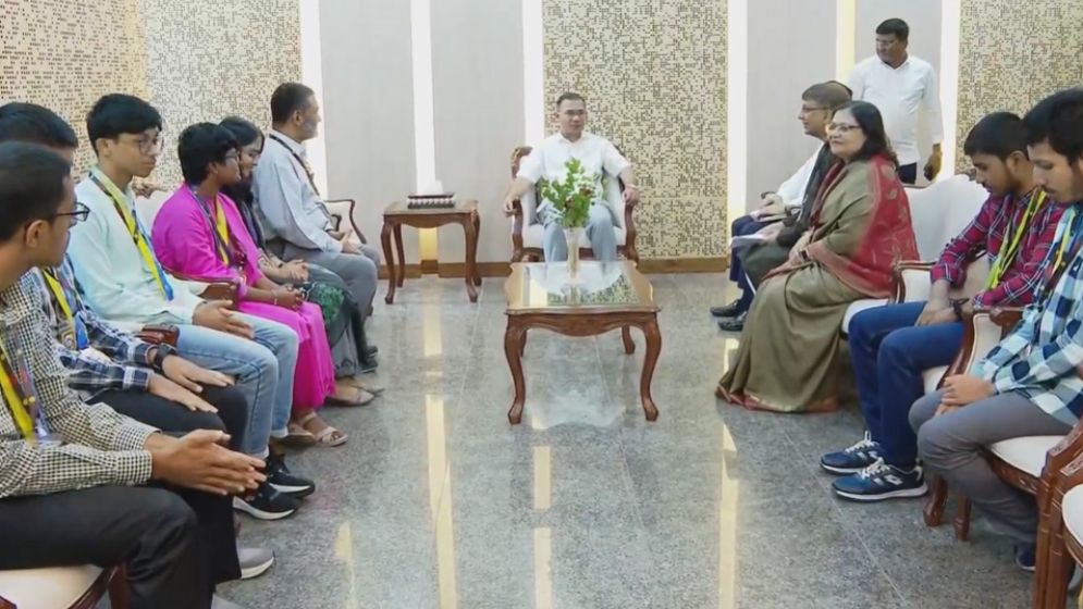 প্রধানমন্ত্রীর সঙ্গে গণিত অলিম্পিয়াড বিজয়ীদের সাক্ষাৎ