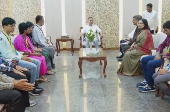 প্রধানমন্ত্রীর সঙ্গে গণিত অলিম্পিয়াড বিজয়ীদের সাক্ষাৎ