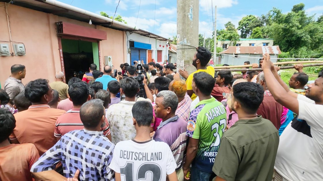 রিকশা গ্যারেজে মালিকের গলাকাটা মরদেহ, টাকা লুটের অভিযোগ