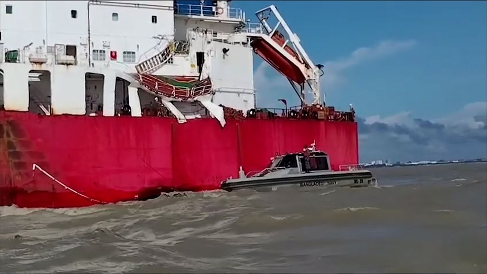 চট্টগ্রাম বন্দরে দুই জাহাজের সংঘর্ষ, উদ্ধার কাজ চলছে