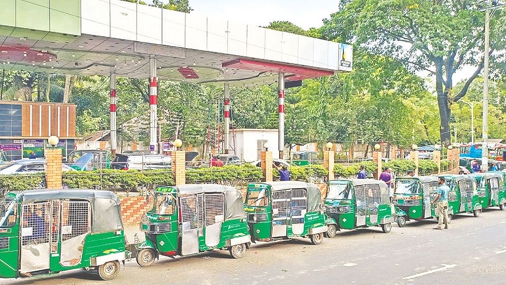 রাজধানীতে গ্যাস সংকটে সিএনজি স্টেশনগুলোতে ভোগান্তি বৃদ্ধি