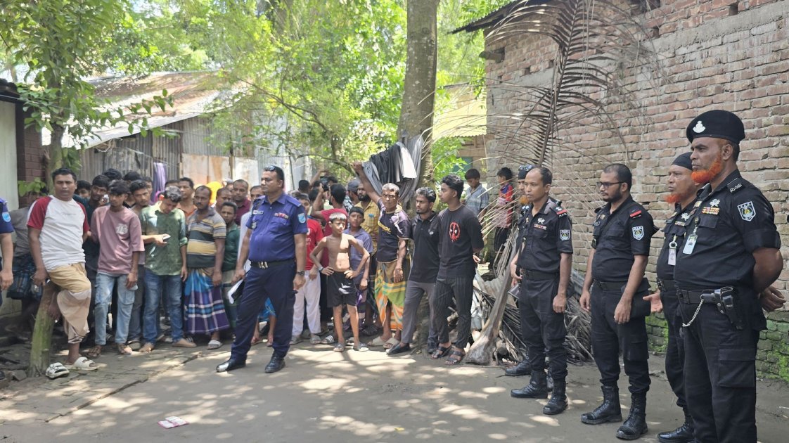 মাদারীপুরে মহিলা মাদ্রাসায় হাতবোমা বিস্ফোরণ, ৪ শিক্ষার্থী আহত