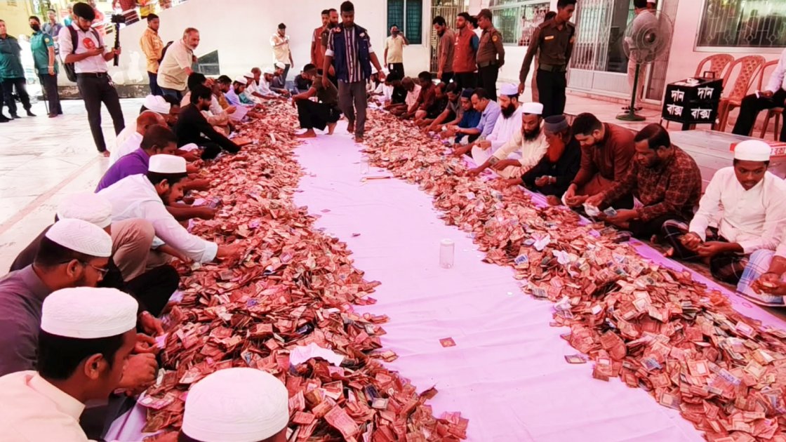 শাহজালাল মাজারের দানবাক্সে পাওয়া গেল ৭০ লাখ টাকা ও স্বর্ণ