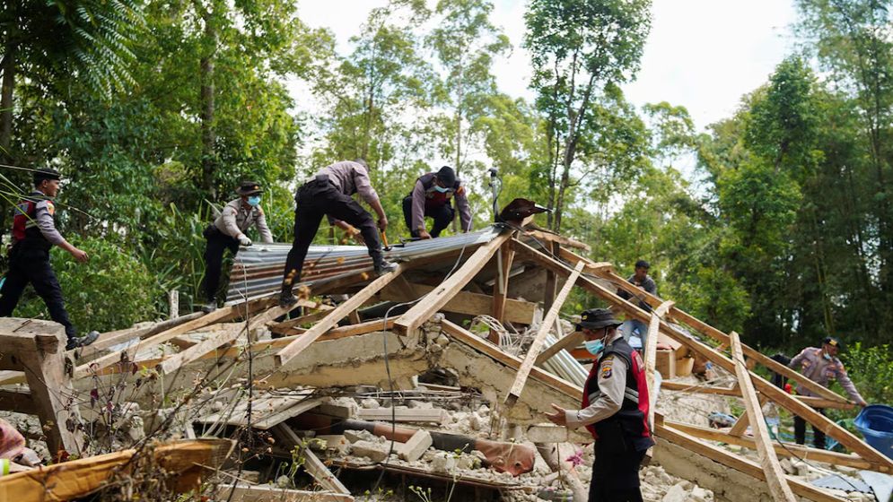 ইন্দোনেশিয়ায় ৭.৭ মাত্রার ভূমিকম্পে নিহত ৫১, আহত শতাধিক