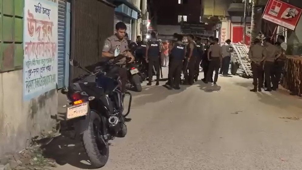 ডেমরার সারুলিয়ায় উদ্ধার ২টি বোমা সদৃশ বস্তু, সন্দেহভাজন আটক