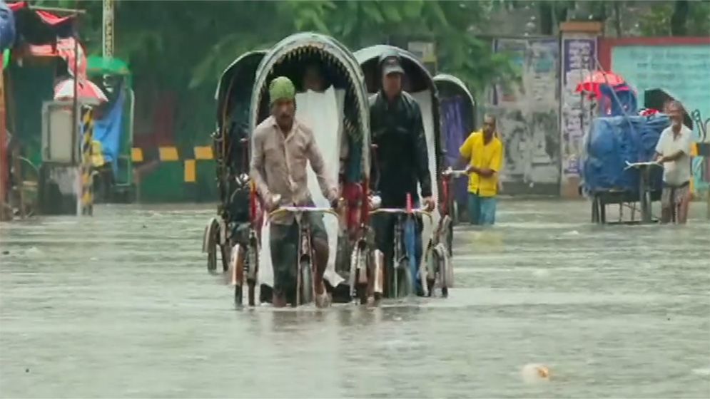 ভারী বৃষ্টিতে চট্টগ্রামে জলাবদ্ধতা, নগরবাসীর দুর্ভোগ