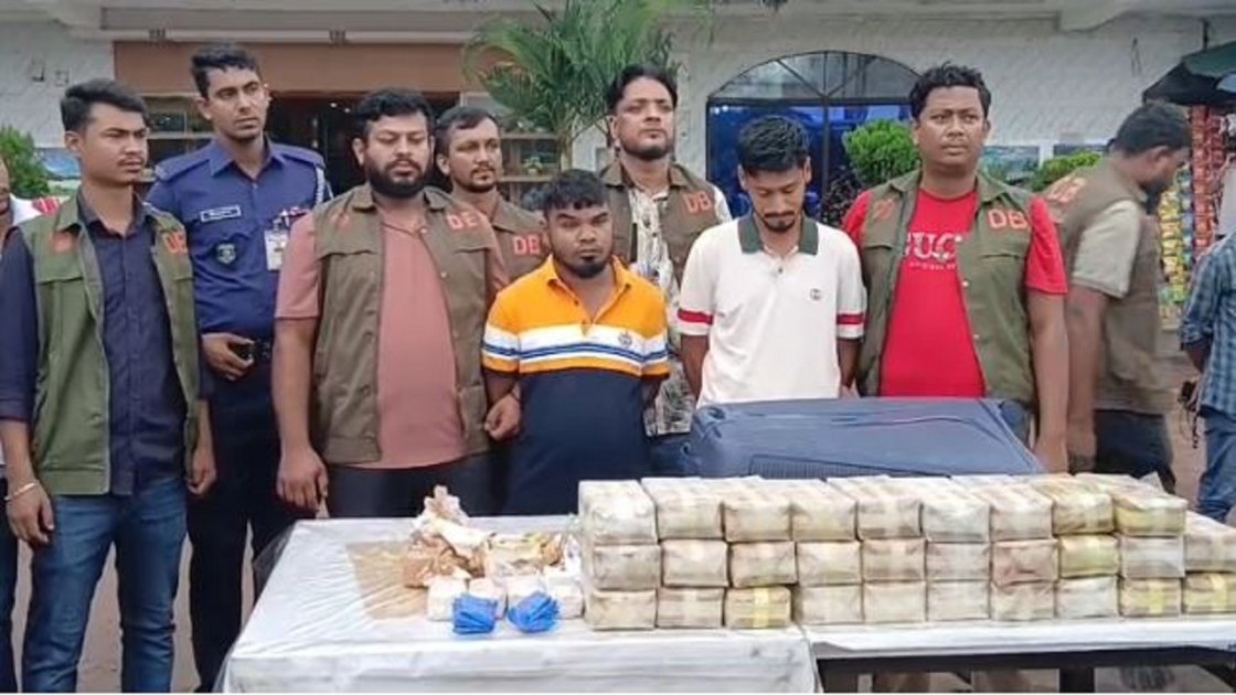 কুমিল্লায় প্রাডো গাড়িতে ৩ লাখ ইয়াবা জব্দ, আটক ২