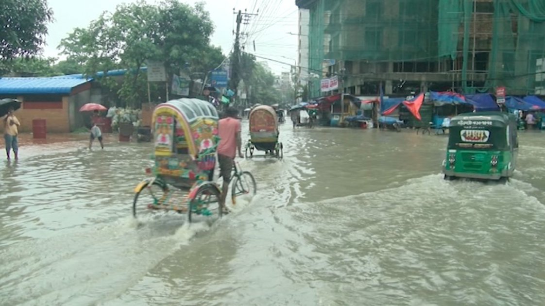 ভারী বৃষ্টিতে জলাবদ্ধতার কবলে চট্টগ্রামের নিচু এলাকা