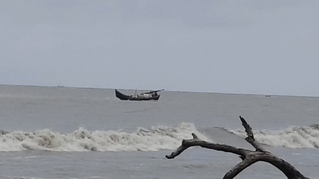 বঙ্গোপসাগরে ঝড়ে ট্রলার ডুবে ১০ জেলে উদ্ধার