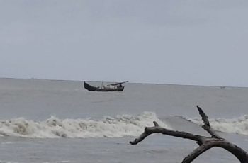 বঙ্গোপসাগরে ঝড়ে ট্রলার ডুবে ১০ জেলে উদ্ধার