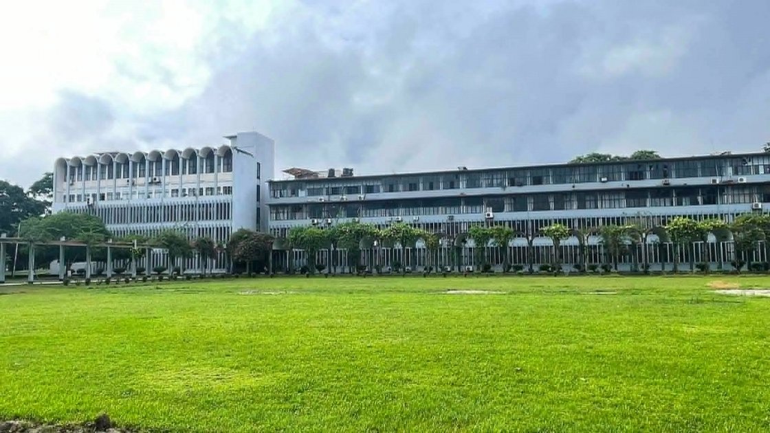 বাংলাদেশ কৃষি বিশ্ববিদ্যালয়ের ৬৫ বছর: নিরাপদ খাদ্যের নিশ্চয়তায় উচ্চশিক্ষা