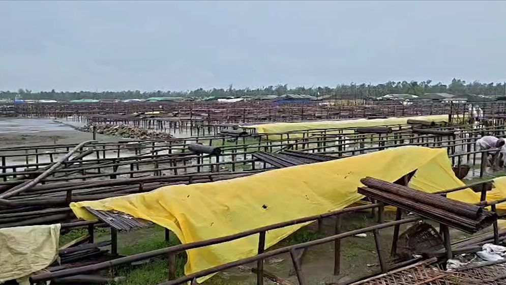 কক্সবাজারের নাজিরারটেক শুঁটকি পল্লীতে ঝড়ে ১ কোটি টাকার ক্ষতি