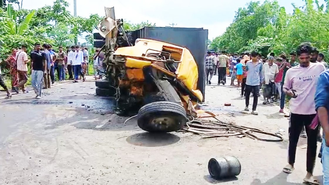 গোপালগঞ্জে ট্রাক-বাস সংঘর্ষে নিহত ৩, আহত ২০