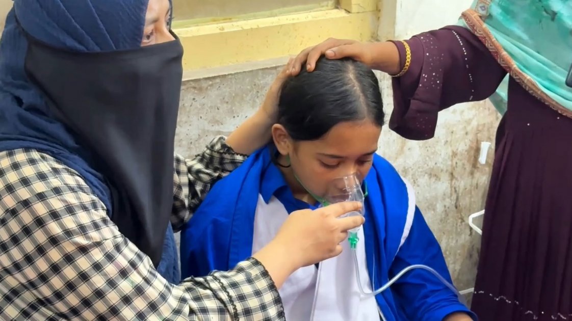 ফেনীর স্কুলের পাশে বিটুমিন পোড়ানোর ধোঁয়ায় ৪ শিক্ষার্থী অসুস্থ