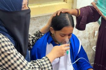 ফেনীর স্কুলের পাশে বিটুমিন পোড়ানোর ধোঁয়ায় ৪ শিক্ষার্থী অসুস্থ