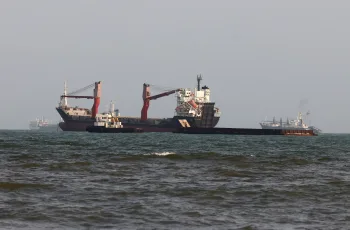 হরমুজ প্রণালীতে জাহাজ চলাচল: ইরান নাকি যুক্তরাষ্ট্রের ভয়ে বেশি