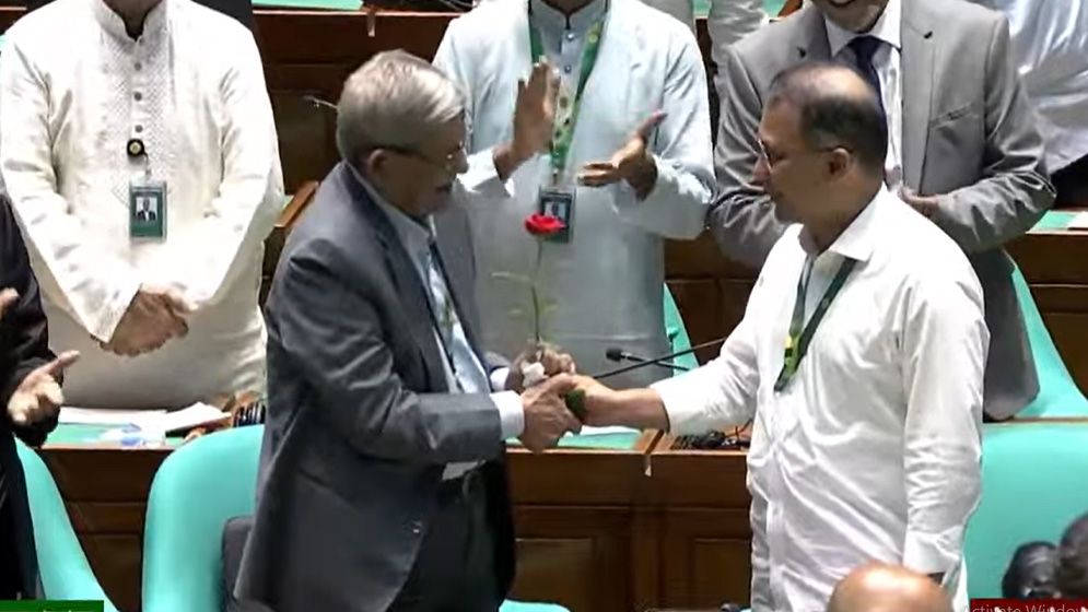 প্রধানমন্ত্রীর লাল গোলাপ শুভেচ্ছা নবনির্বাচিত রাষ্ট্রপতিকে