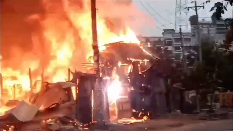 নারায়ণগঞ্জে ইজিবাইক গ্যারেজে ভয়াবহ অগ্নিকাণ্ড