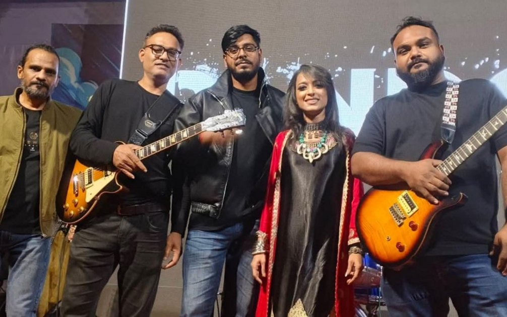 প্যানডোরা ব্যান্ডের একক কনসার্ট যাত্রাবিরতিতে