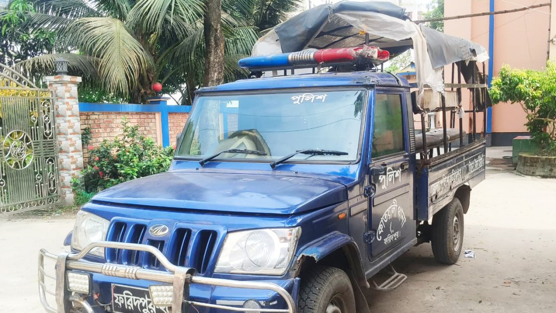 ফরিদপুরে মাদক বিরোধে পাল্টাপাল্টি হামলা, পুলিশের গাড়ি ভাঙচুর