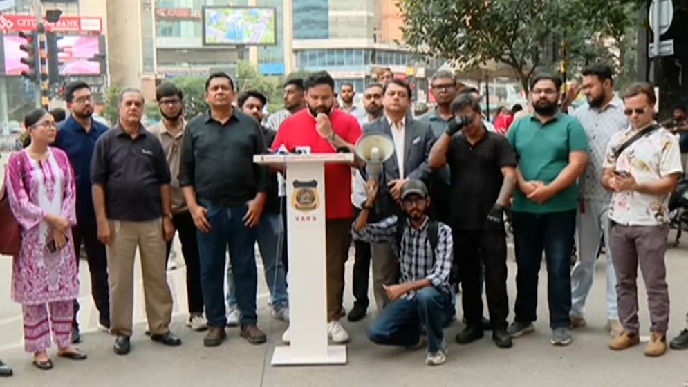 গুলশানে ব্যাটারিচালিত অটোরিকশা নিয়ন্ত্রণের দাবিতে অবস্থান কর্মসূচি