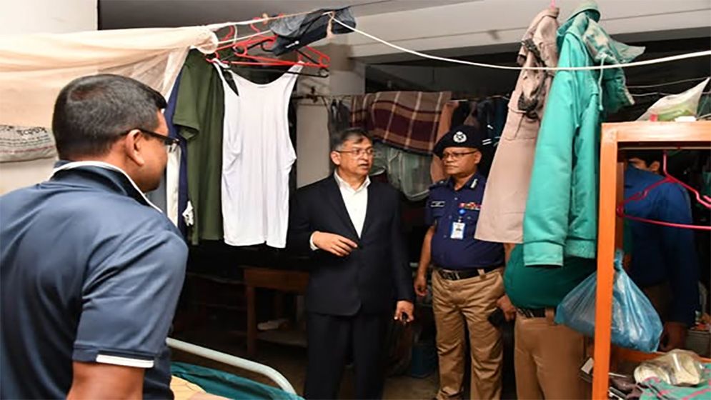 স্বরাষ্ট্রমন্ত্রীর তেজগাঁও থানায় আকস্মিক পরিদর্শন
